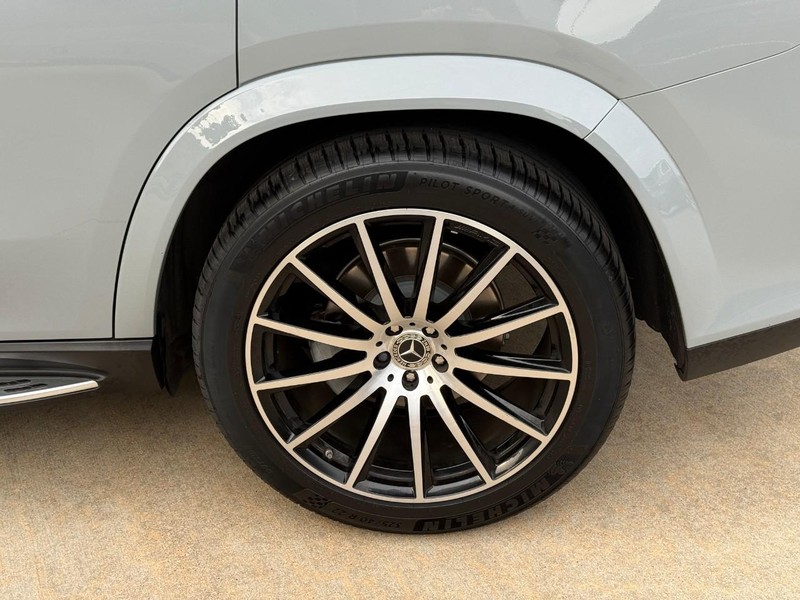 Mercedes-Benz GLS Vehicle Full-screen Gallery Image 9