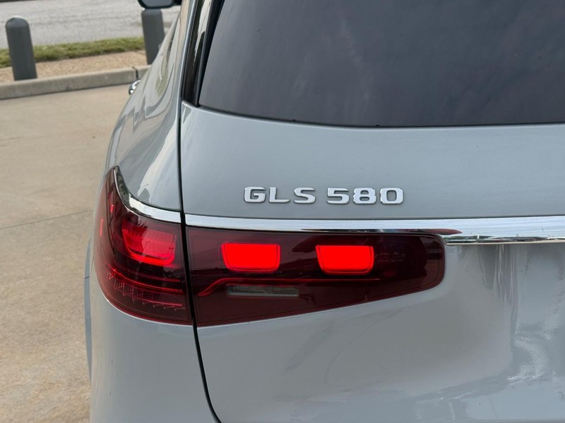 Mercedes-Benz GLS Vehicle Full-screen Gallery Image 10