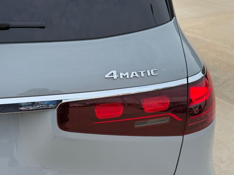 Mercedes-Benz GLS Vehicle Full-screen Gallery Image 11