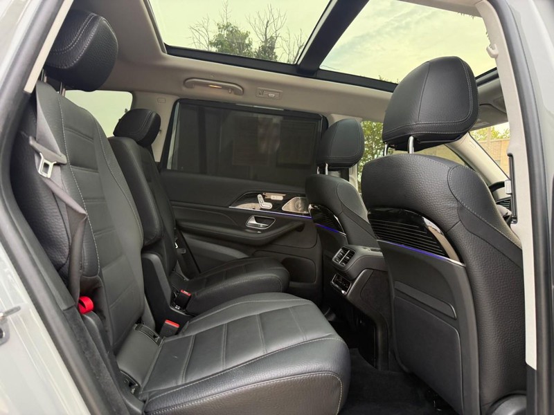 Mercedes-Benz GLS Vehicle Full-screen Gallery Image 12