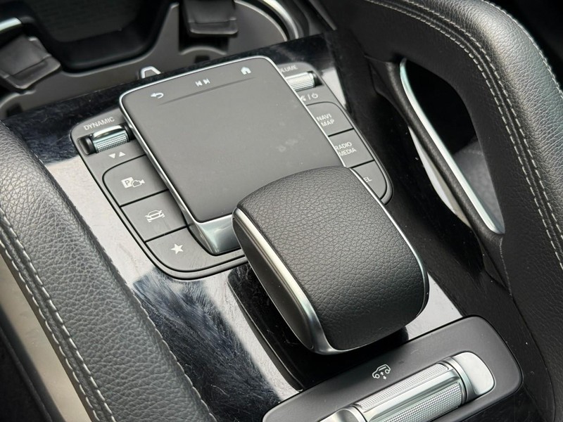 Mercedes-Benz GLS Vehicle Full-screen Gallery Image 23