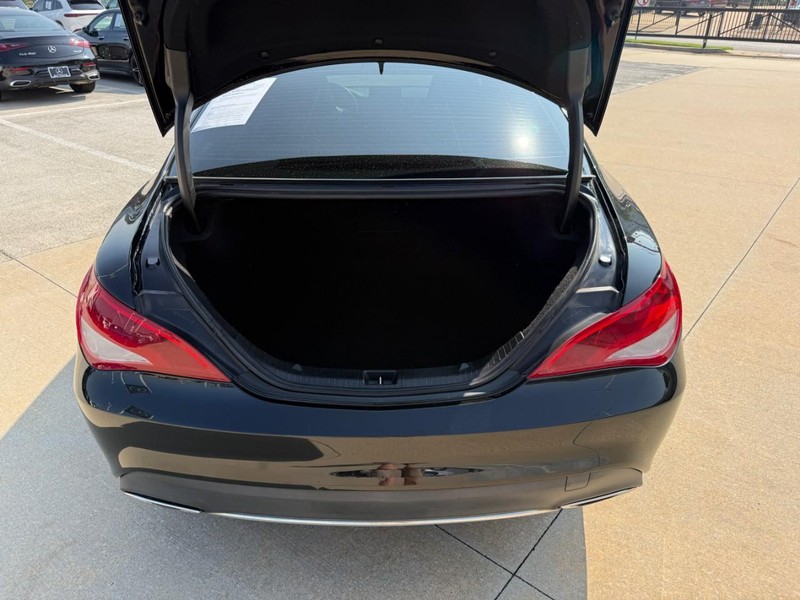 Mercedes-Benz CLA Vehicle Full-screen Gallery Image 08