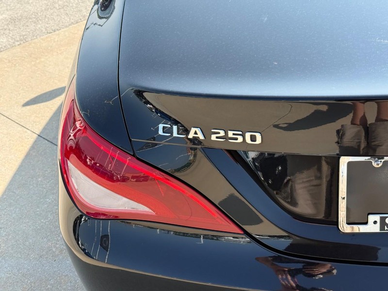 Mercedes-Benz CLA Vehicle Full-screen Gallery Image 10
