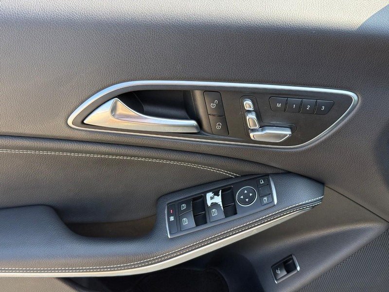 Mercedes-Benz CLA Vehicle Full-screen Gallery Image 13