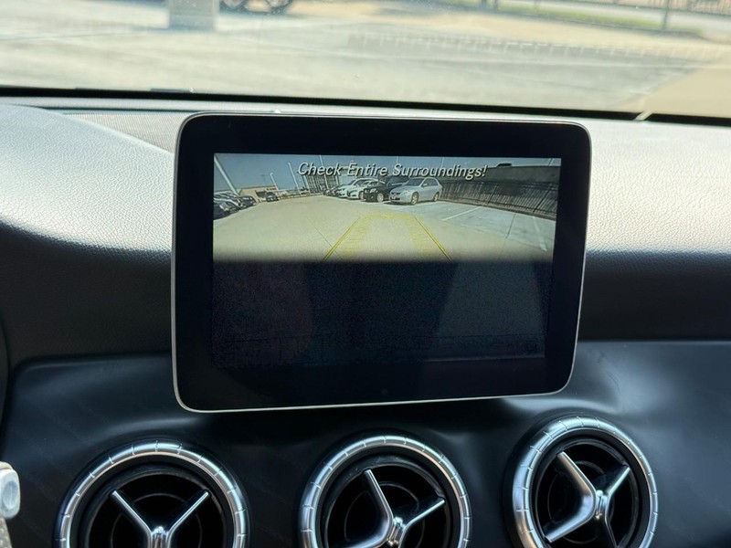 Mercedes-Benz CLA Vehicle Full-screen Gallery Image 20