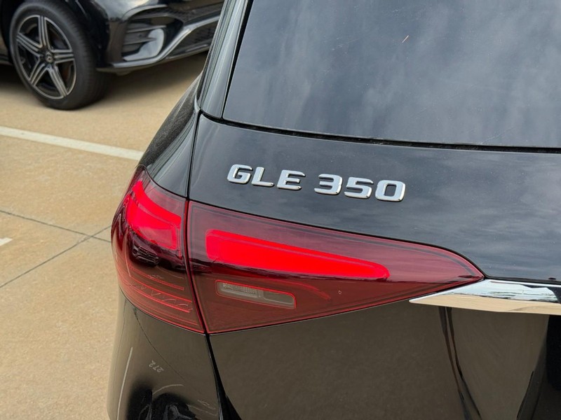 Mercedes-Benz GLE Vehicle Full-screen Gallery Image 4