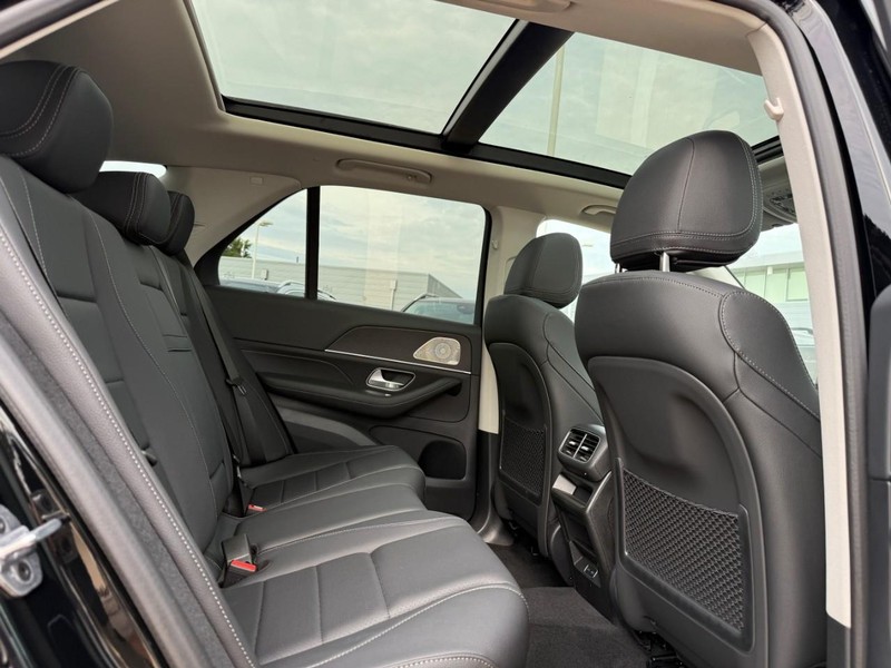Mercedes-Benz GLE Vehicle Full-screen Gallery Image 8