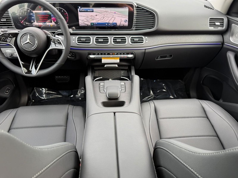 Mercedes-Benz GLE Vehicle Full-screen Gallery Image 9