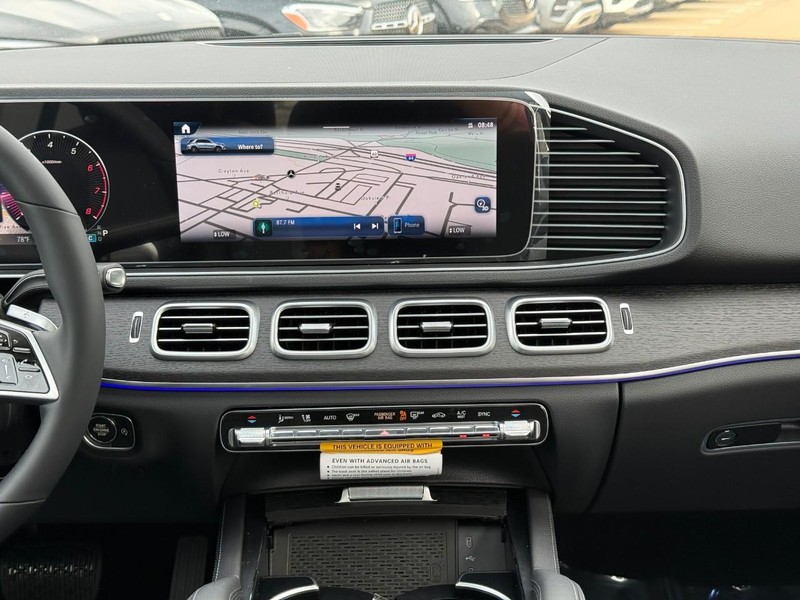 Mercedes-Benz GLE Vehicle Full-screen Gallery Image 11