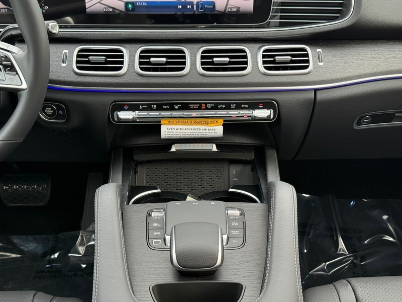 Mercedes-Benz GLE Vehicle Full-screen Gallery Image 12