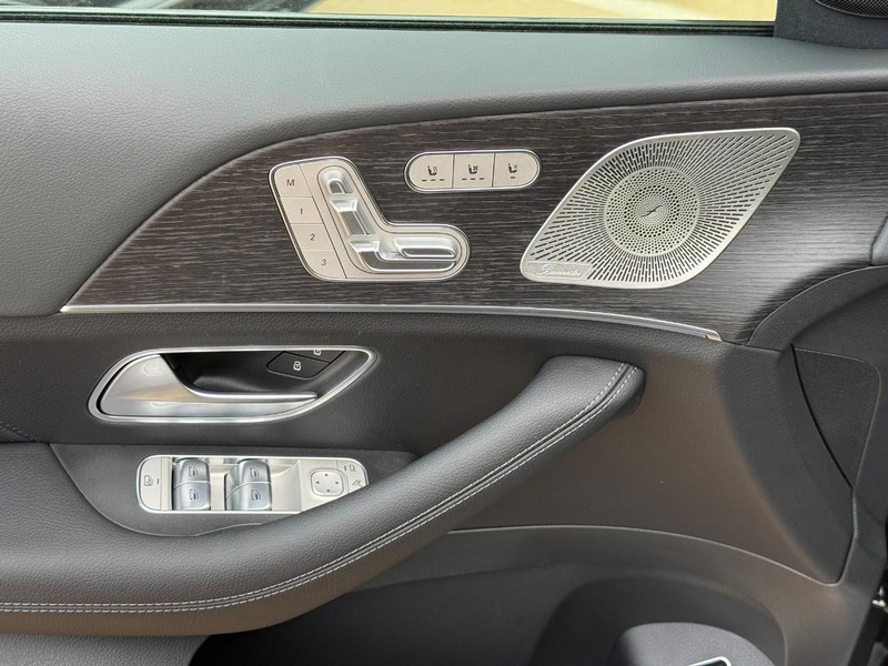 Mercedes-Benz GLE Vehicle Full-screen Gallery Image 13
