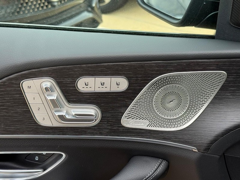 Mercedes-Benz GLE Vehicle Full-screen Gallery Image 14
