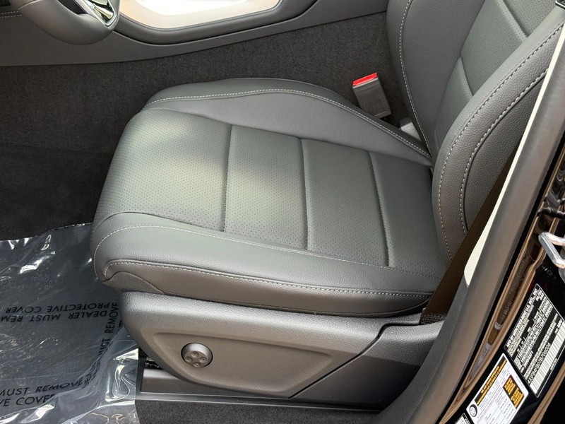 Mercedes-Benz GLE Vehicle Full-screen Gallery Image 15