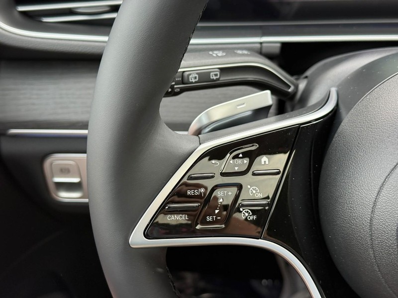 Mercedes-Benz GLE Vehicle Full-screen Gallery Image 16