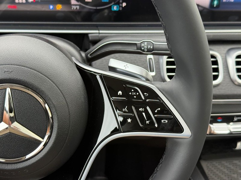 Mercedes-Benz GLE Vehicle Full-screen Gallery Image 17