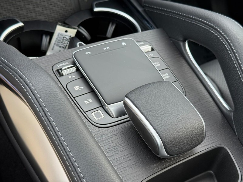 Mercedes-Benz GLE Vehicle Full-screen Gallery Image 18