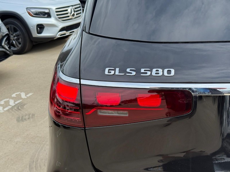 Mercedes-Benz GLS Vehicle Full-screen Gallery Image 4