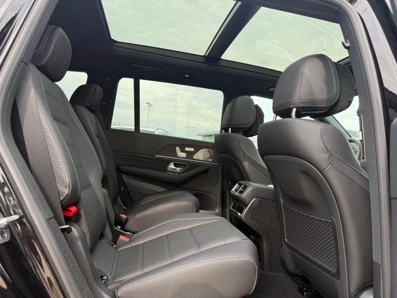 Mercedes-Benz GLS Vehicle Full-screen Gallery Image 8