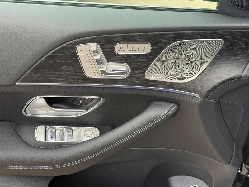 Mercedes-Benz GLS Vehicle Full-screen Gallery Image 13