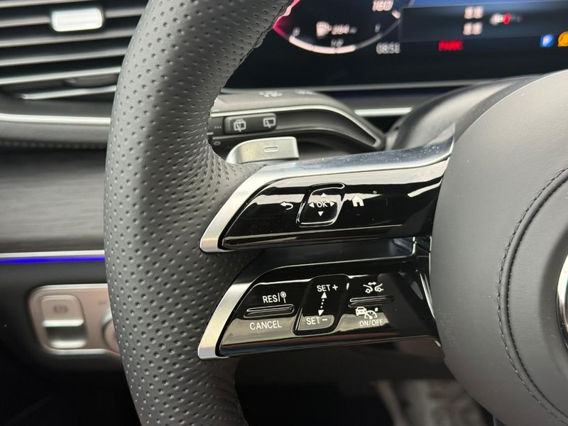 Mercedes-Benz GLS Vehicle Full-screen Gallery Image 16