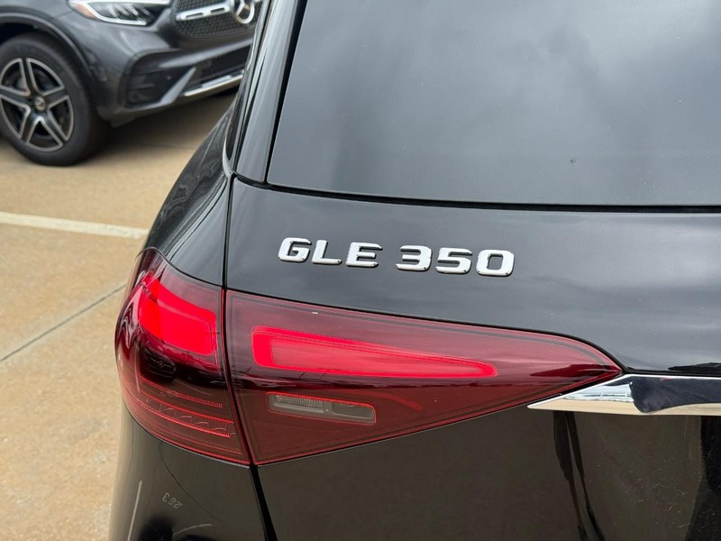 Mercedes-Benz GLE Vehicle Full-screen Gallery Image 4