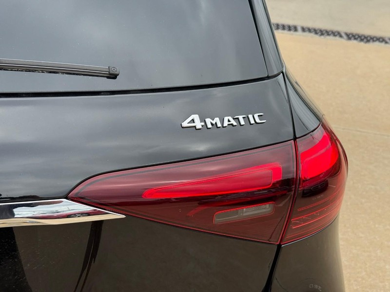 Mercedes-Benz GLE Vehicle Full-screen Gallery Image 5