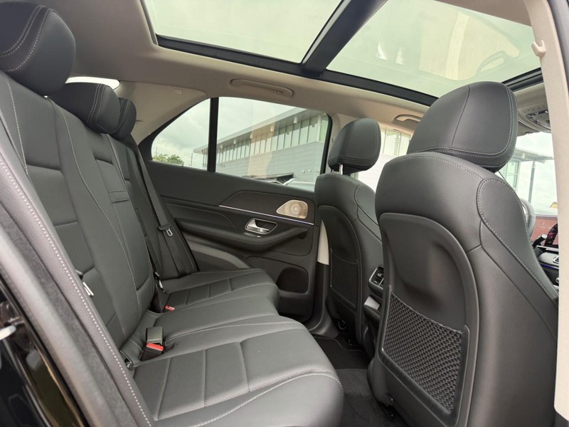 Mercedes-Benz GLE Vehicle Full-screen Gallery Image 8