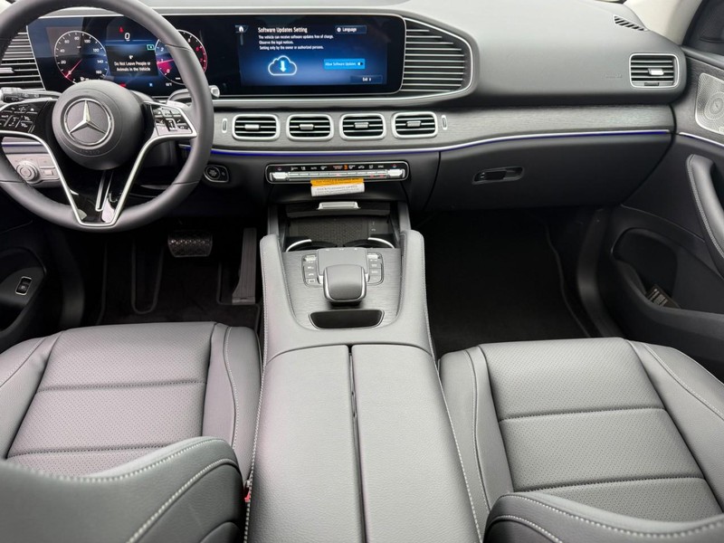 Mercedes-Benz GLE Vehicle Full-screen Gallery Image 9