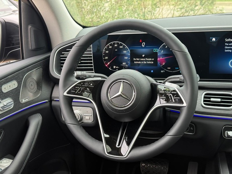 Mercedes-Benz GLE Vehicle Full-screen Gallery Image 10