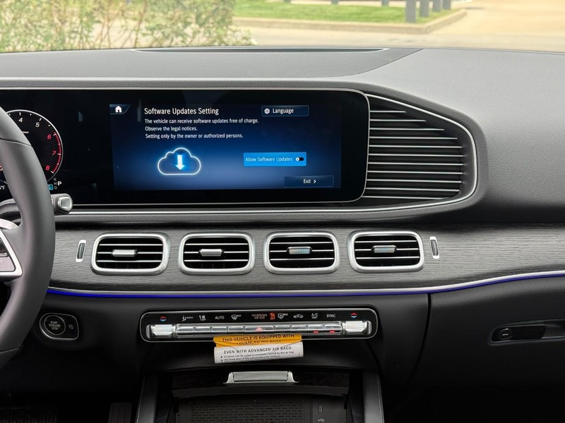 Mercedes-Benz GLE Vehicle Full-screen Gallery Image 11