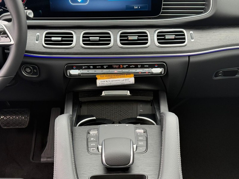 Mercedes-Benz GLE Vehicle Full-screen Gallery Image 12