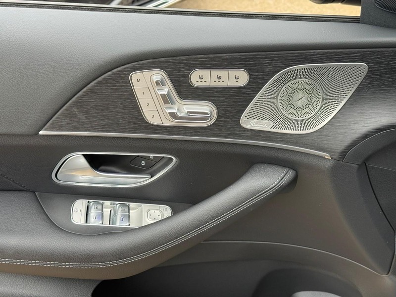 Mercedes-Benz GLE Vehicle Full-screen Gallery Image 13