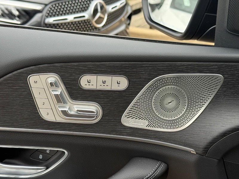 Mercedes-Benz GLE Vehicle Full-screen Gallery Image 14
