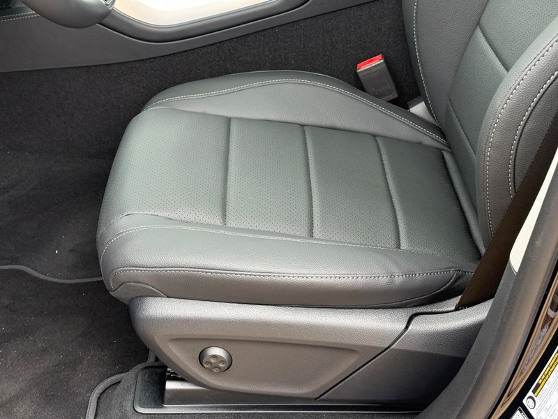 Mercedes-Benz GLE Vehicle Full-screen Gallery Image 15