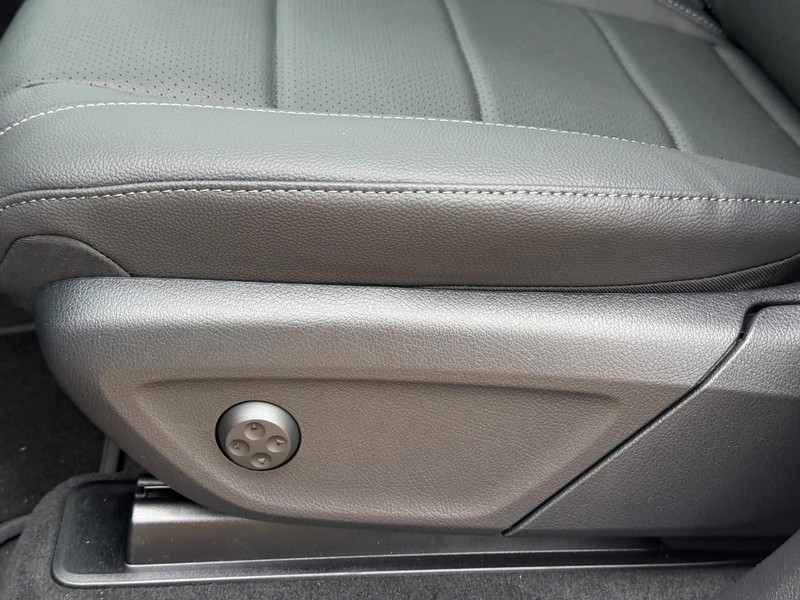 Mercedes-Benz GLE Vehicle Full-screen Gallery Image 16