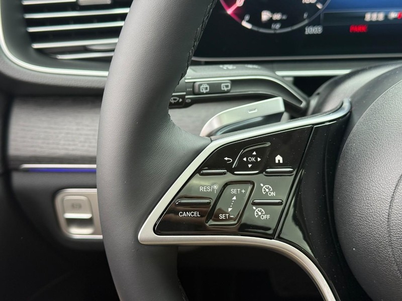 Mercedes-Benz GLE Vehicle Full-screen Gallery Image 17