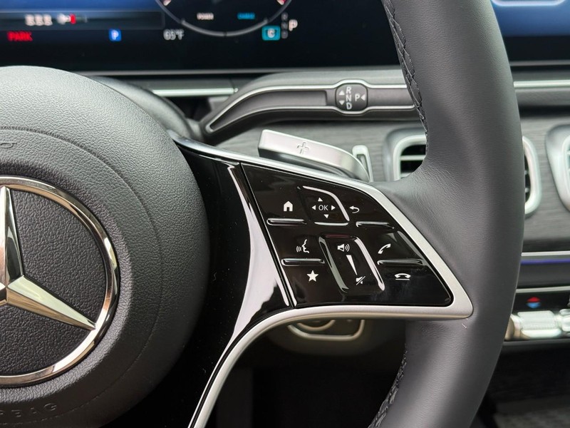 Mercedes-Benz GLE Vehicle Full-screen Gallery Image 18