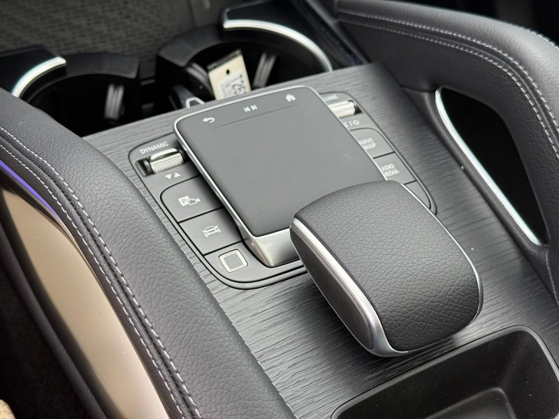 Mercedes-Benz GLE Vehicle Full-screen Gallery Image 19