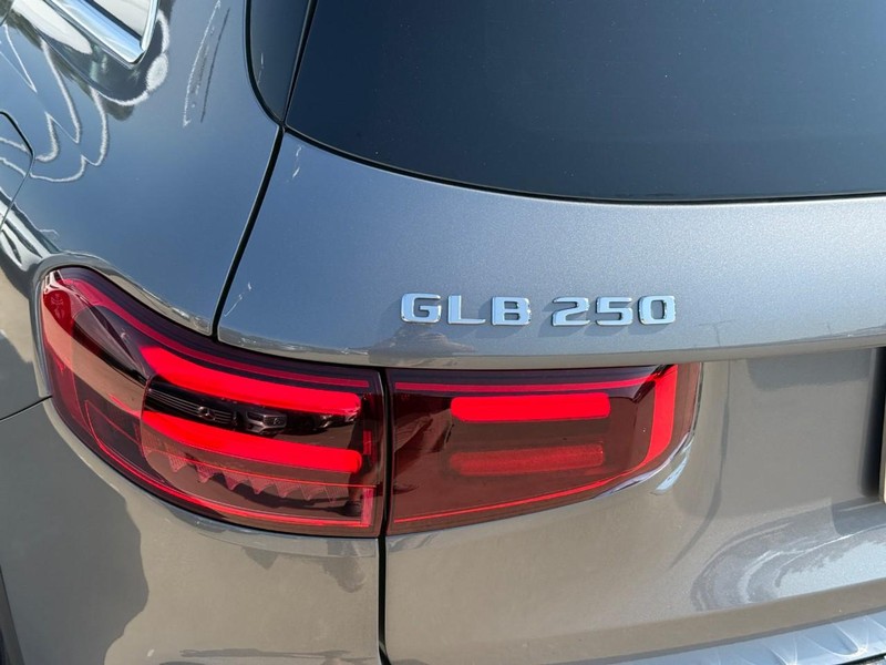 Mercedes-Benz GLB Vehicle Full-screen Gallery Image 4