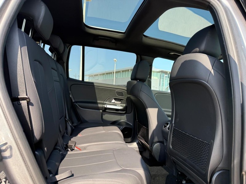 Mercedes-Benz GLB Vehicle Full-screen Gallery Image 7