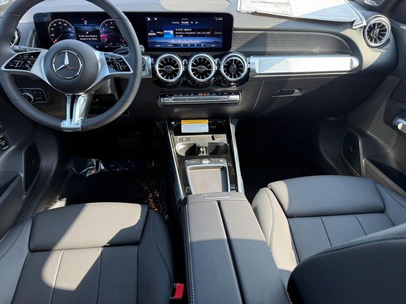 Mercedes-Benz GLB Vehicle Full-screen Gallery Image 8