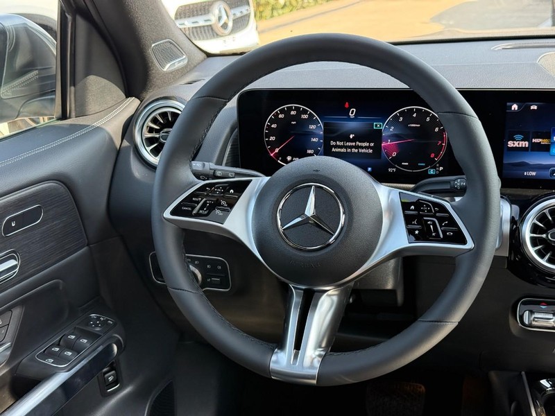 Mercedes-Benz GLB Vehicle Full-screen Gallery Image 9