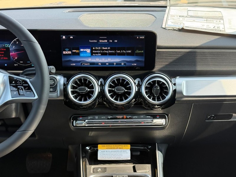 Mercedes-Benz GLB Vehicle Full-screen Gallery Image 10
