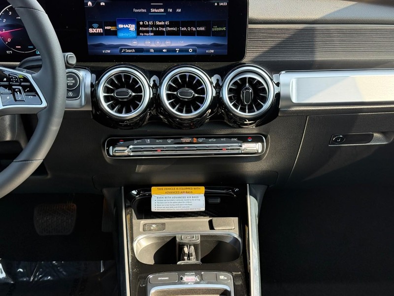 Mercedes-Benz GLB Vehicle Full-screen Gallery Image 11