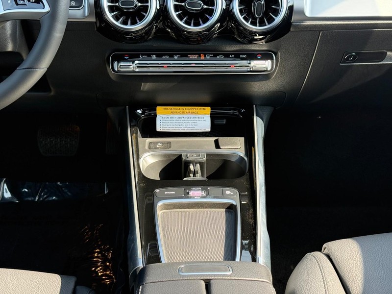 Mercedes-Benz GLB Vehicle Full-screen Gallery Image 12