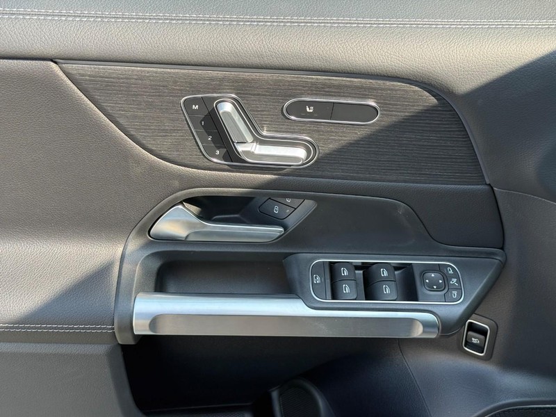 Mercedes-Benz GLB Vehicle Full-screen Gallery Image 13