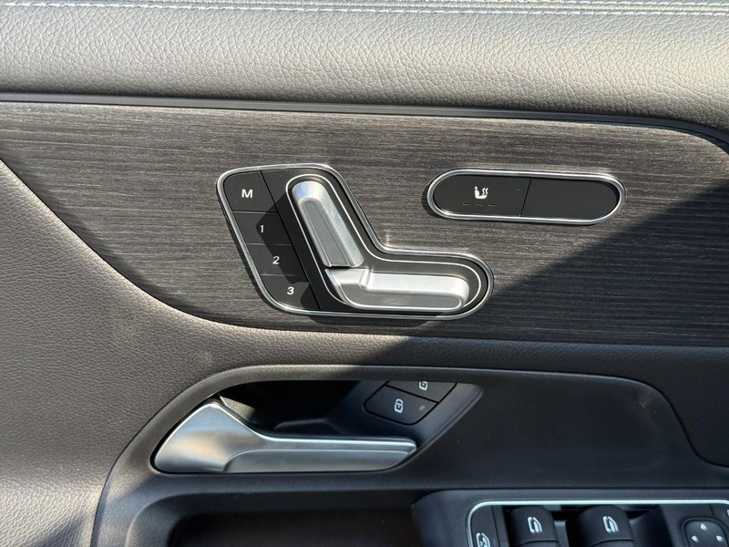 Mercedes-Benz GLB Vehicle Full-screen Gallery Image 14