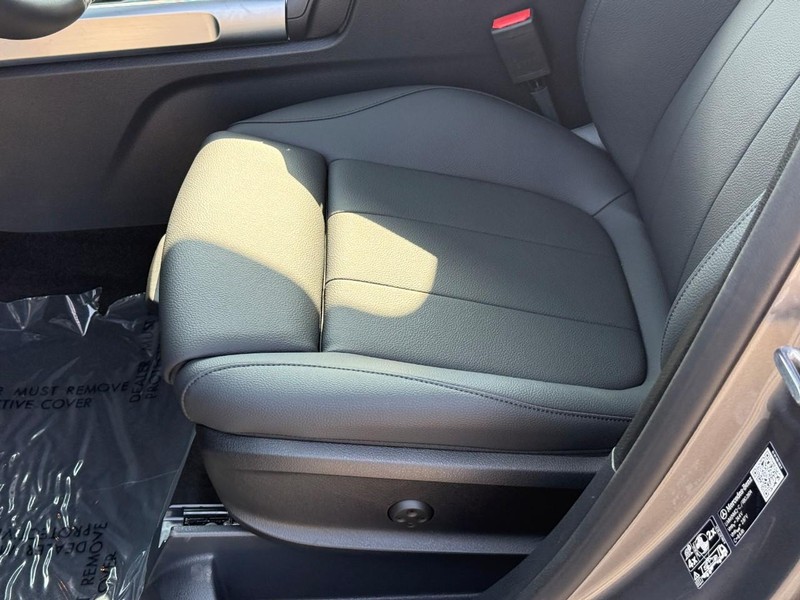 Mercedes-Benz GLB Vehicle Full-screen Gallery Image 15