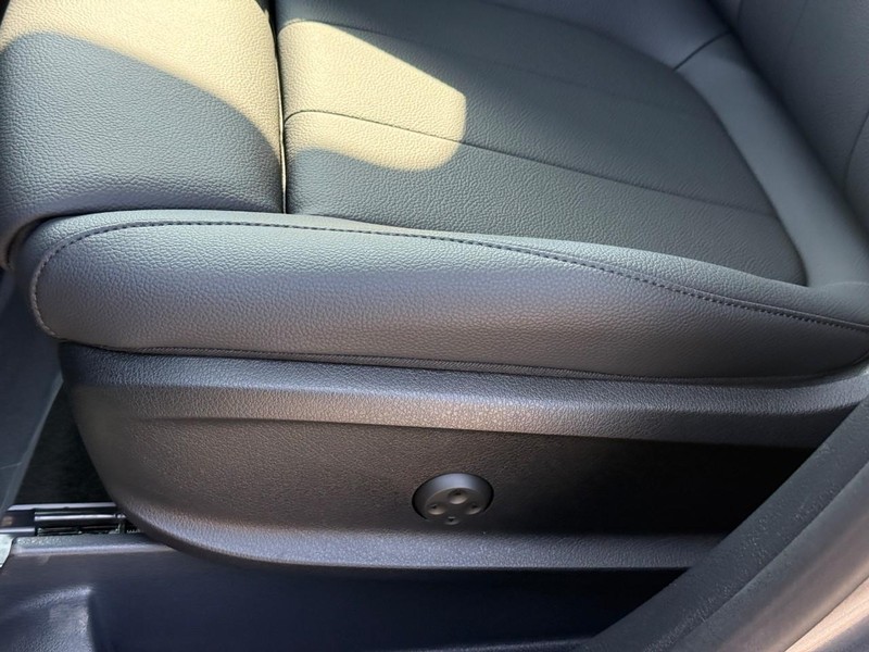 Mercedes-Benz GLB Vehicle Full-screen Gallery Image 16