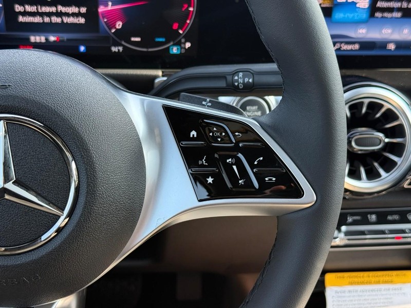 Mercedes-Benz GLB Vehicle Full-screen Gallery Image 18